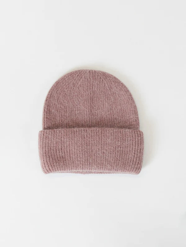 Meet the Apres Ski Hat by Lyla & Luxe in Dusty Rose - your ultimate companion for embracing the après-ski vibe with a touch of pizzazz and coziness. Crafted from premium materials, this hat boasts a snug knit design that guarantees utmost comfort in frosty temperatures. lemon cyprus boutique