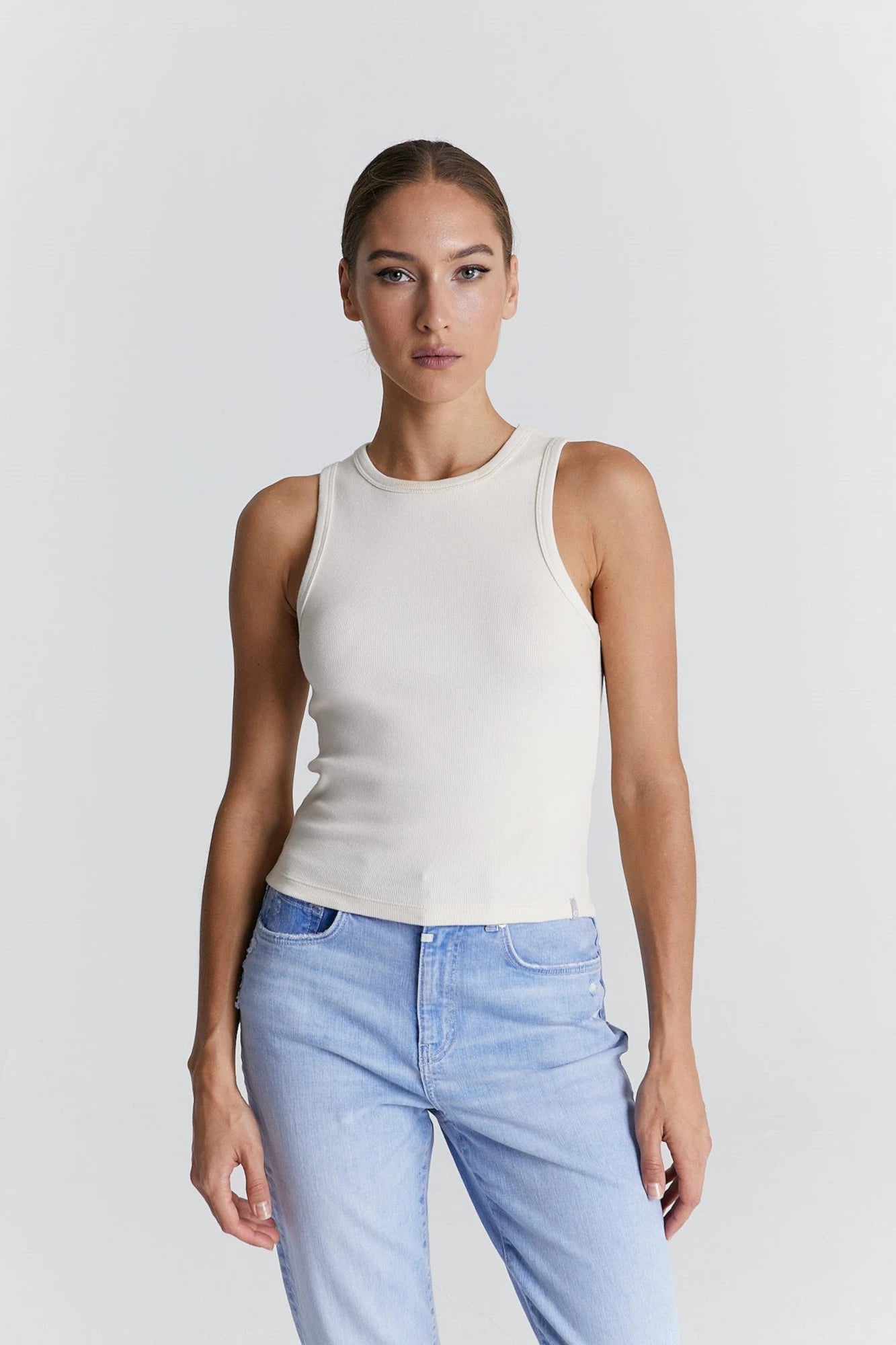 <p data-mce-fragment="1">Meet Liv, your new must-have tank top for those relaxed days. Made with soft materials, Liv keeps you comfy from morning coffee to evening hangouts. Its classic crew neck and relaxed fit pair perfectly with jeans, shorts or skirts. Choose from various sizes in white and off white to find your ideal match. Elevate your casual look with Liv - get yours now! She's the perfect layering piece!</p> <p data-mce-fragment="1"> </p>