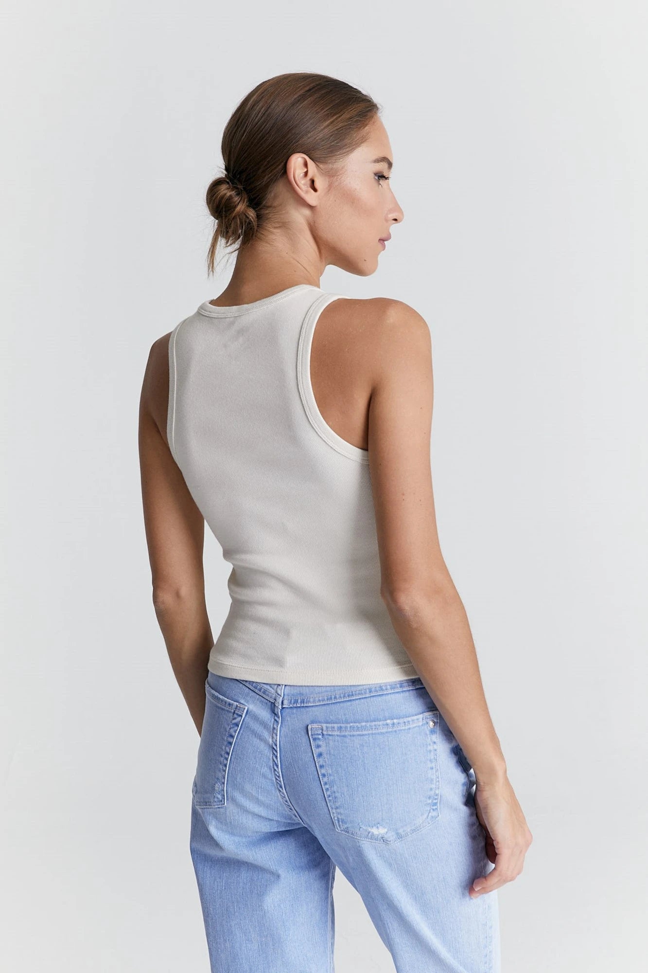 <p data-mce-fragment="1">Meet Liv, your new must-have tank top for those relaxed days. Made with soft materials, Liv keeps you comfy from morning coffee to evening hangouts. Its classic crew neck and relaxed fit pair perfectly with jeans, shorts or skirts. Choose from various sizes in white and off white to find your ideal match. Elevate your casual look with Liv - get yours now! She's the perfect layering piece!</p> <p data-mce-fragment="1"> </p>