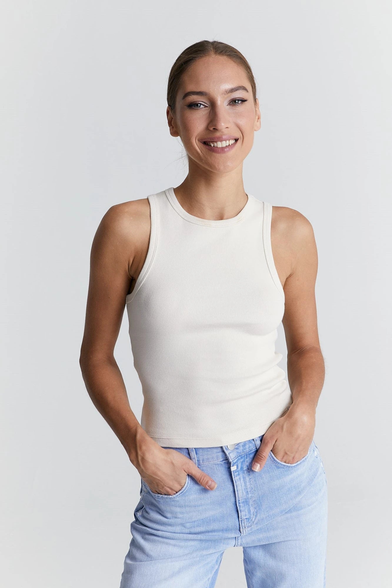 <p data-mce-fragment="1">Meet Liv, your new must-have tank top for those relaxed days. Made with soft materials, Liv keeps you comfy from morning coffee to evening hangouts. Its classic crew neck and relaxed fit pair perfectly with jeans, shorts or skirts. Choose from various sizes in white and off white to find your ideal match. Elevate your casual look with Liv - get yours now! She's the perfect layering piece!</p> <p data-mce-fragment="1"> </p>