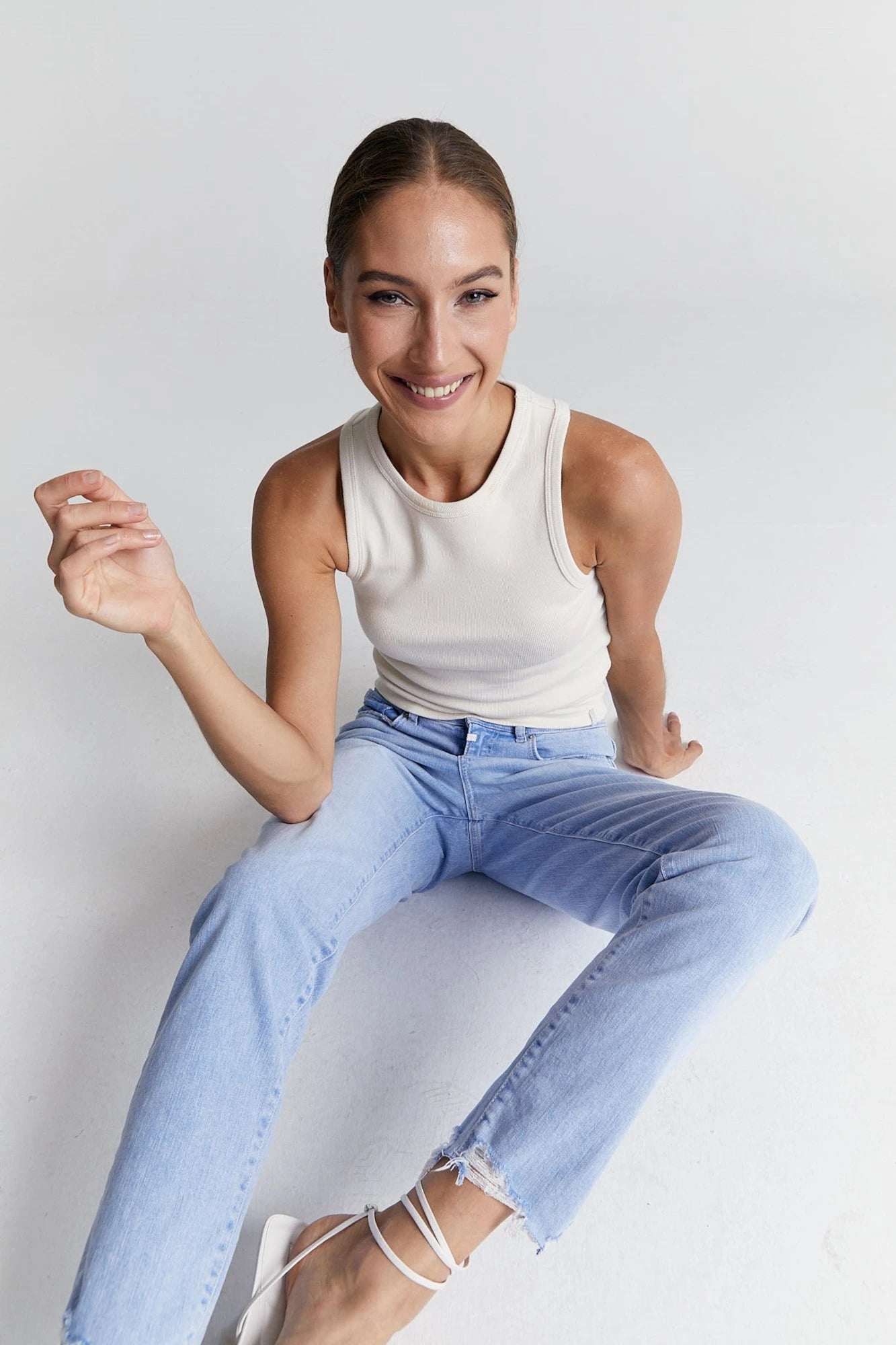 <p data-mce-fragment="1">Meet Liv, your new must-have tank top for those relaxed days. Made with soft materials, Liv keeps you comfy from morning coffee to evening hangouts. Its classic crew neck and relaxed fit pair perfectly with jeans, shorts or skirts. Choose from various sizes in white and off white to find your ideal match. Elevate your casual look with Liv - get yours now! She's the perfect layering piece!</p> <p data-mce-fragment="1"> </p>