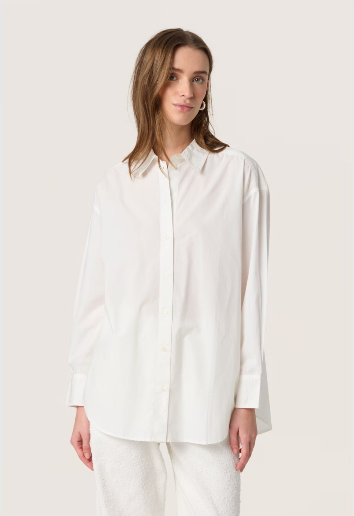 The Jani blouse from Soaked in Luxury is a timeless piece in a soft white. It features long sleeves, a button closure, and a lovely pleat in the back to enhance your silhouette.