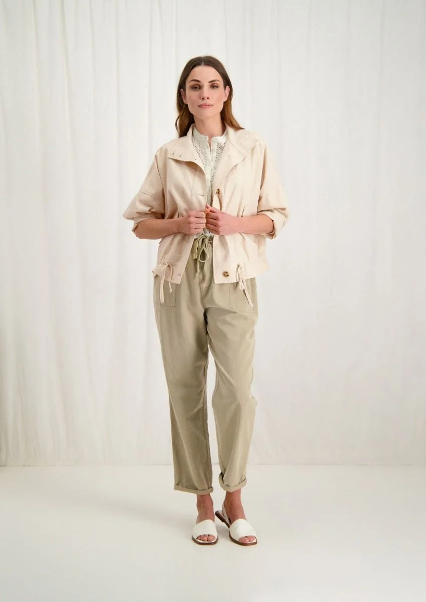 Introducing the Bibi Jacket by Circle of Trust. Made with a blend of linen and cotton, it's lightweight and comfy in a beautiful vanilla colour. With its loose fit and button-down front, it's easy to wear and style. The jacket has flap pockets and unique bat sleeves. Perfect for casual days out or running errands, or dress it up. It's a versatile addition to your wardrobe.