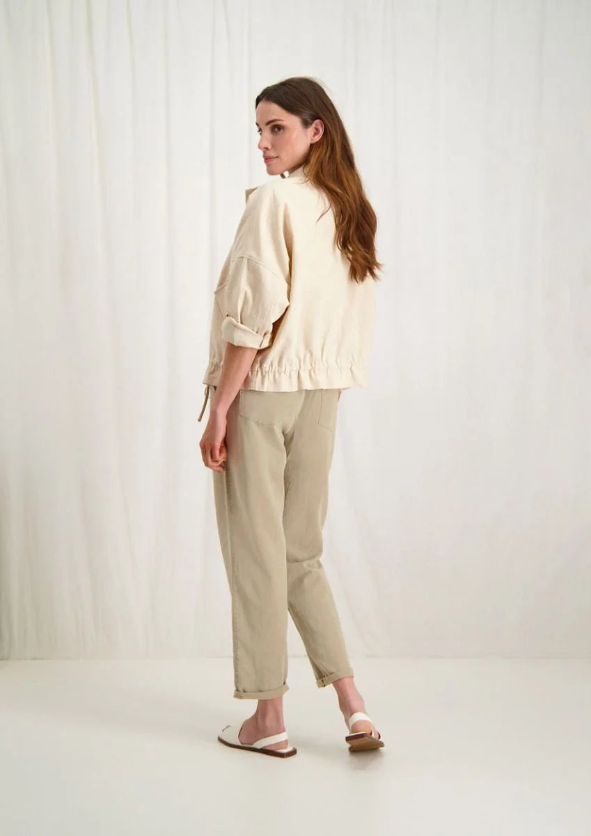 Introducing the Bibi Jacket by Circle of Trust. Made with a blend of linen and cotton, it's lightweight and comfy in a beautiful vanilla colour. With its loose fit and button-down front, it's easy to wear and style. The jacket has flap pockets and unique bat sleeves. Perfect for casual days out or running errands, or dress it up. It's a versatile addition to your wardrobe.