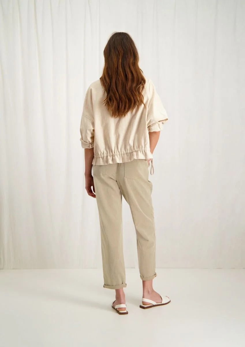 Introducing the Bibi Jacket by Circle of Trust. Made with a blend of linen and cotton, it's lightweight and comfy in a beautiful vanilla colour. With its loose fit and button-down front, it's easy to wear and style. The jacket has flap pockets and unique bat sleeves. Perfect for casual days out or running errands, or dress it up. It's a versatile addition to your wardrobe.