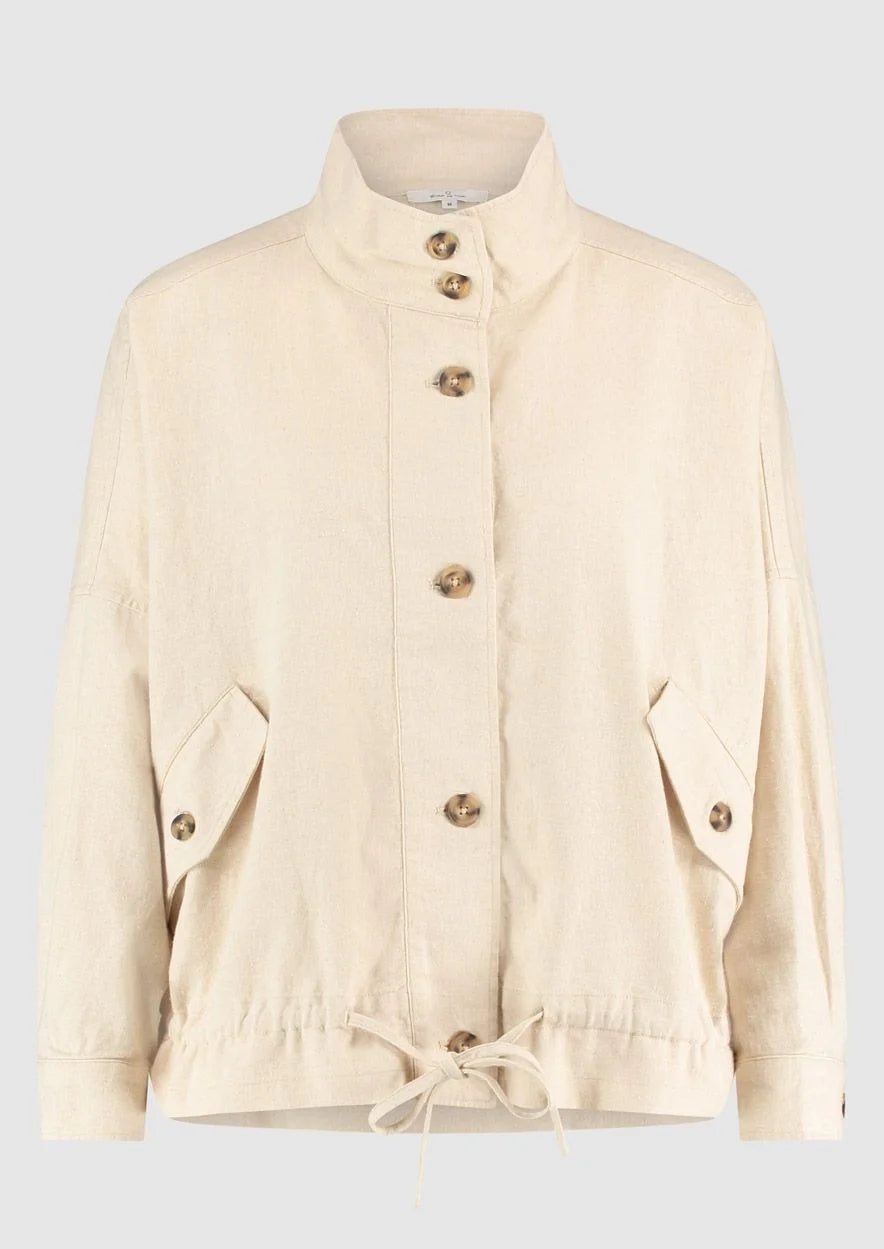 Introducing the Bibi Jacket by Circle of Trust. Made with a blend of linen and cotton, it's lightweight and comfy in a beautiful vanilla colour. With its loose fit and button-down front, it's easy to wear and style. The jacket has flap pockets and unique bat sleeves. Perfect for casual days out or running errands, or dress it up. It's a versatile addition to your wardrobe.