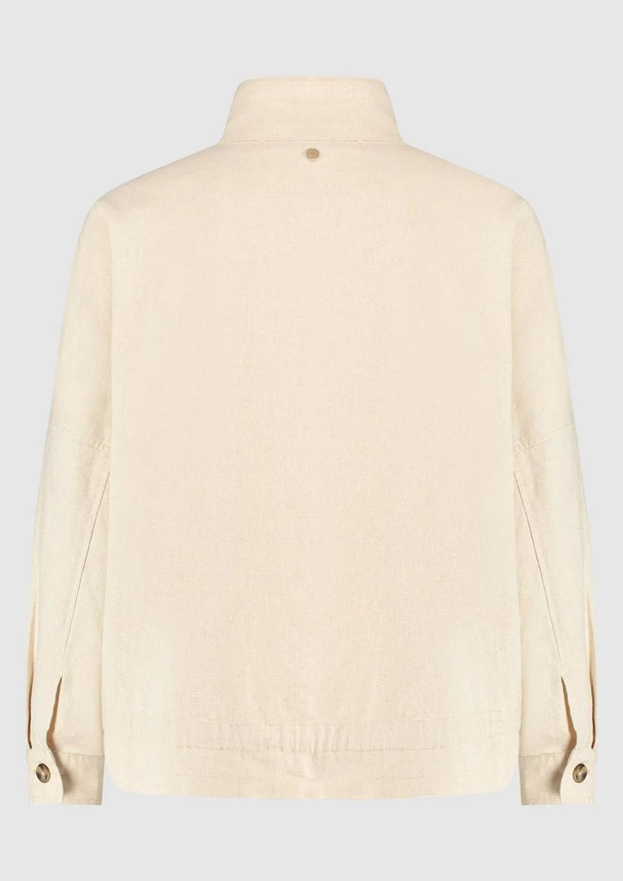Introducing the Bibi Jacket by Circle of Trust. Made with a blend of linen and cotton, it's lightweight and comfy in a beautiful vanilla colour. With its loose fit and button-down front, it's easy to wear and style. The jacket has flap pockets and unique bat sleeves. Perfect for casual days out or running errands, or dress it up. It's a versatile addition to your wardrobe.