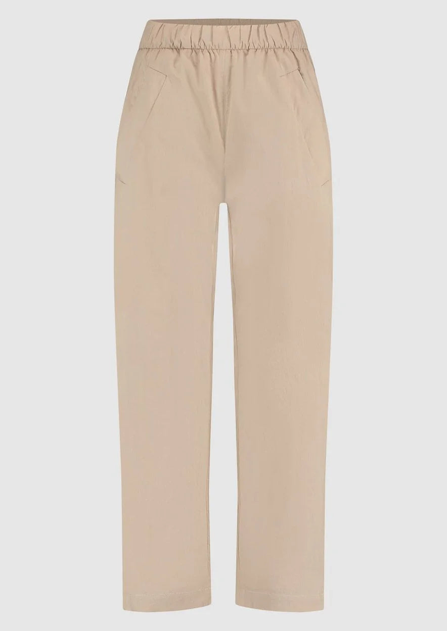 Discover comfort and style with our Millie Cotton Women's Trousers by Circle of Trust, crafted from soft cotton fabric in a chic light coffee hue. These pants feature a flattering straight fit and are equipped with a convenient elastic waistband for ease of wear. Complete with practical side pockets, they are perfect for effortless everyday elegance. Roll them up for a more casual look.