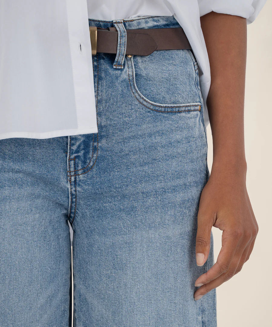 The Gwen high-rise jeans flaunt a slouchy leg, raw edges, and the classic five-pocket style. Their medium wash brings a retro charm, making them perfect for relaxed, everyday fun.