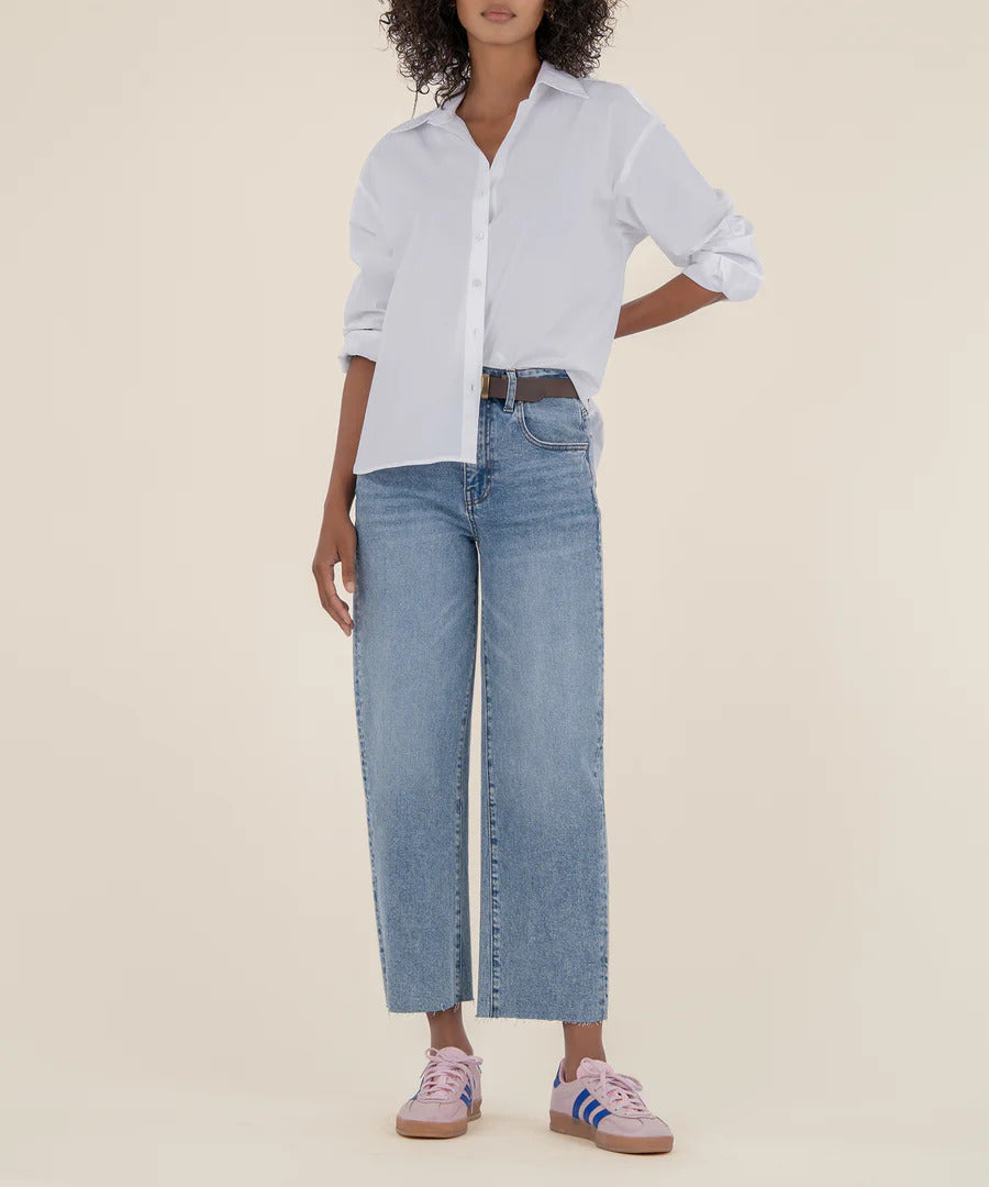 The Gwen high-rise jeans flaunt a slouchy leg, raw edges, and the classic five-pocket style. Their medium wash brings a retro charm, making them perfect for relaxed, everyday fun.