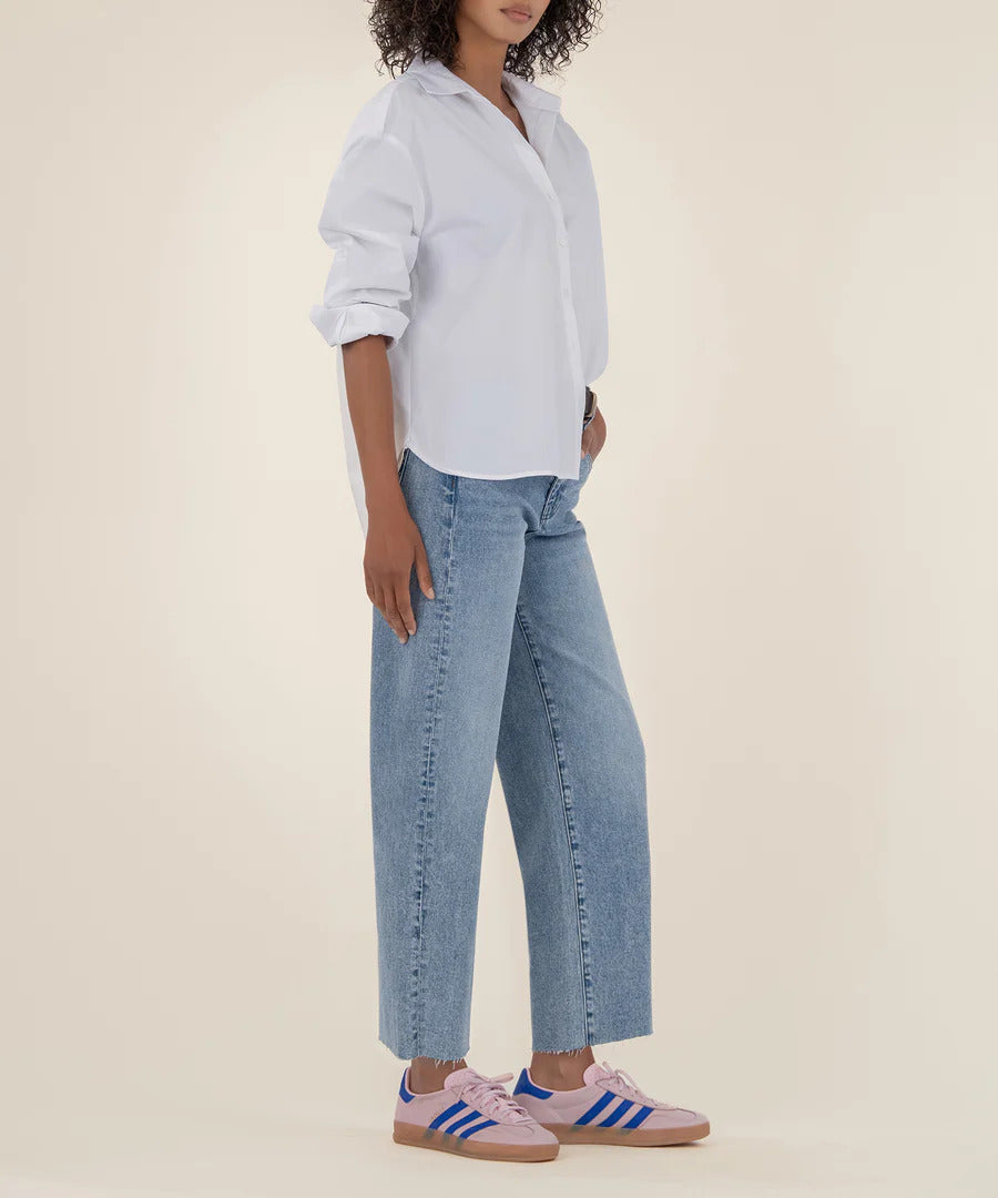 The Gwen high-rise jeans flaunt a slouchy leg, raw edges, and the classic five-pocket style. Their medium wash brings a retro charm, making them perfect for relaxed, everyday fun.