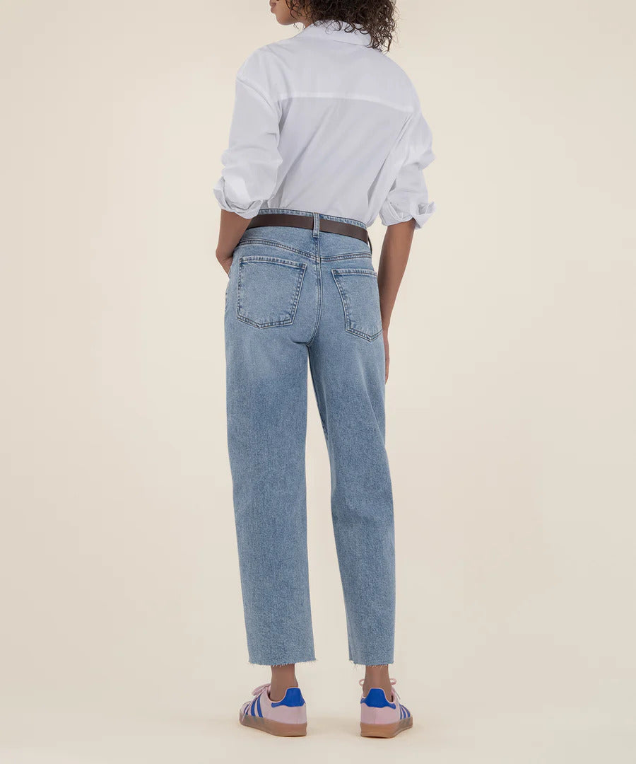 The Gwen high-rise jeans flaunt a slouchy leg, raw edges, and the classic five-pocket style. Their medium wash brings a retro charm, making them perfect for relaxed, everyday fun.