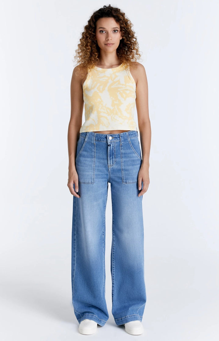Not only does the LuLu Jean by Cup of Joe denim provide style and comfort with its light blue wash, front pocket style, high waist, and wide fit, it also features comfort stretch technology for added flexibility, confort and ease of movement.