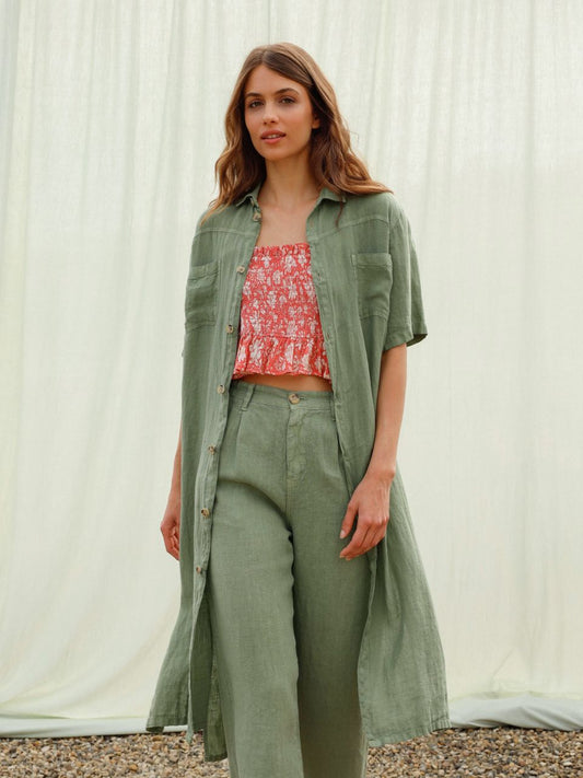 Experience the ultimate in comfort and style with Indi & Cold's 100% linen dress/shirt in green. Featuring side slits and a button closure, this versatile garment can be worn as a dress or a long shirt jacket, suitable for any occasion. Its feminine design and luxurious fabric make it a staple for everyday wear.