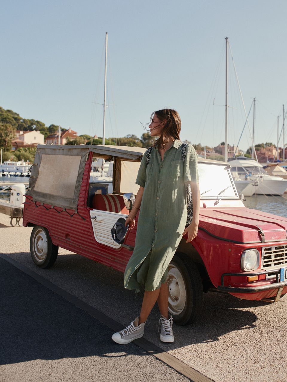 Experience the ultimate in comfort and style with Indi & Cold's 100% linen dress/shirt in green. Featuring side slits and a button closure, this versatile garment can be worn as a dress or a long shirt jacket, suitable for any occasion. Its feminine design and luxurious fabric make it a staple for everyday wear.