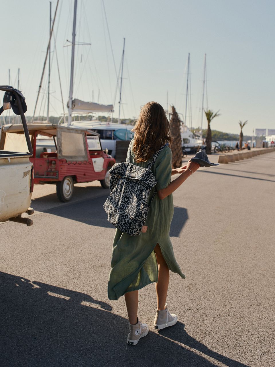 Experience the ultimate in comfort and style with Indi & Cold's 100% linen dress/shirt in green. Featuring side slits and a button closure, this versatile garment can be worn as a dress or a long shirt jacket, suitable for any occasion. Its feminine design and luxurious fabric make it a staple for everyday wear.