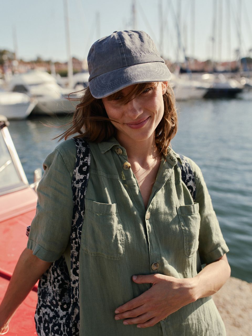 Experience the ultimate in comfort and style with Indi & Cold's 100% linen dress/shirt in green. Featuring side slits and a button closure, this versatile garment can be worn as a dress or a long shirt jacket, suitable for any occasion. Its feminine design and luxurious fabric make it a staple for everyday wear.