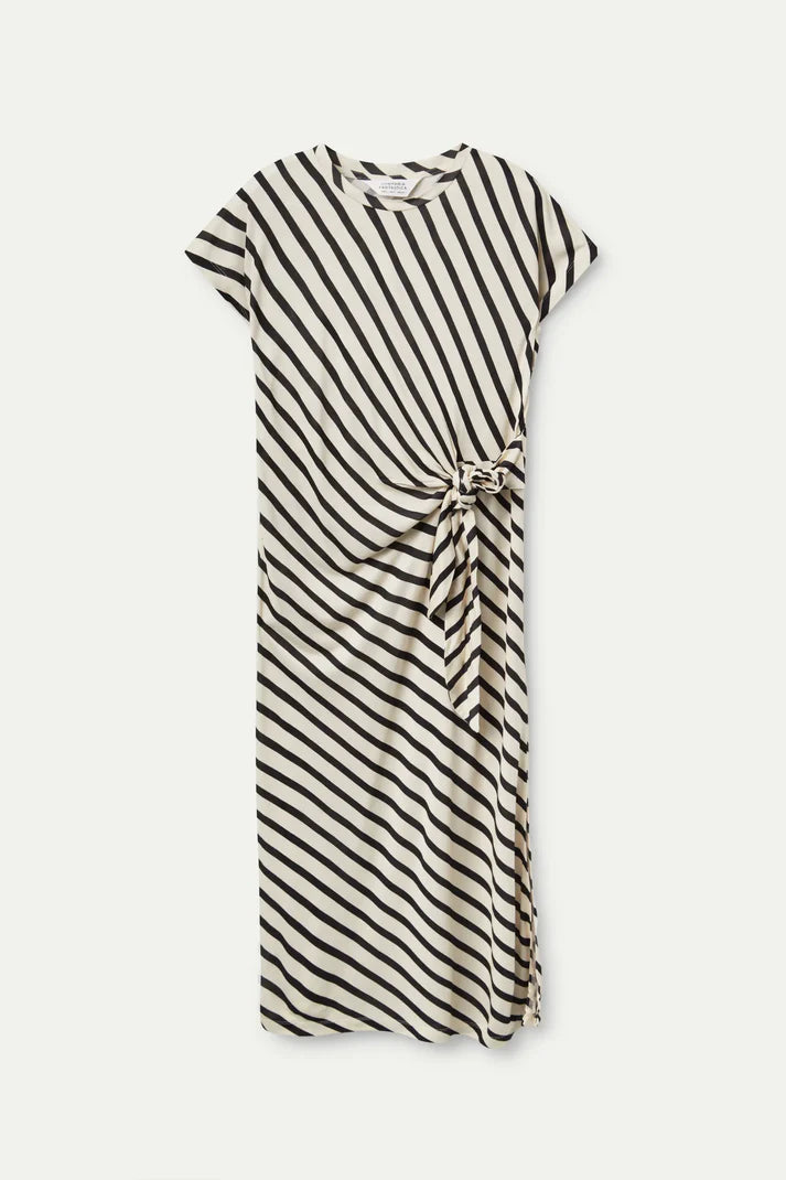 Featuring bold black and beige stripes in Compania Fantastica's signature angled Piano print, this dress brings a playful twist to a timeless silhouette. The round neckline and sleeveless cut make it effortlessly versatile, while the woven front belt adds an eye-catching detail.