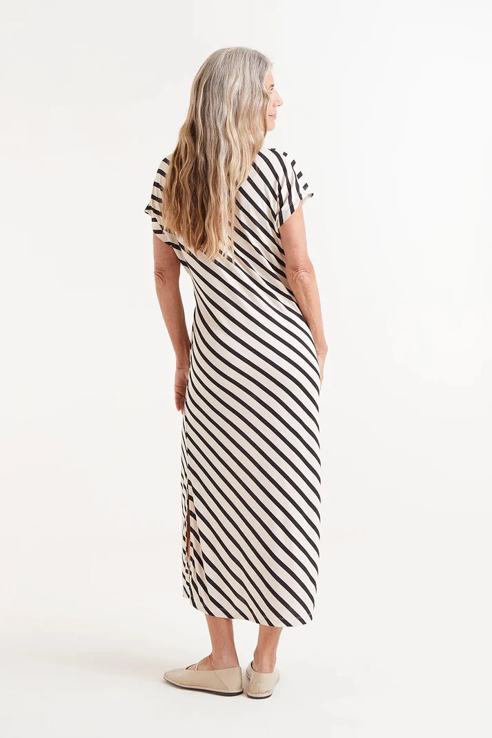 Featuring bold black and beige stripes in Compania Fantastica's signature angled Piano print, this dress brings a playful twist to a timeless silhouette. The round neckline and sleeveless cut make it effortlessly versatile, while the woven front belt adds an eye-catching detail.