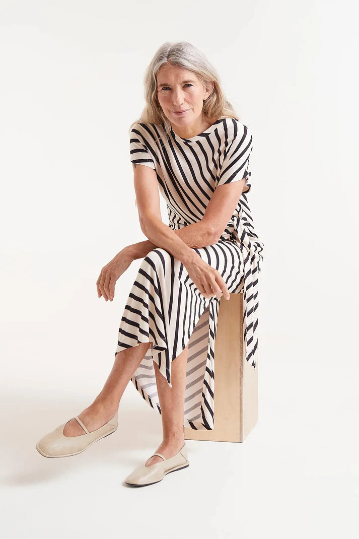 Featuring bold black and beige stripes in Compania Fantastica's signature angled Piano print, this dress brings a playful twist to a timeless silhouette. The round neckline and sleeveless cut make it effortlessly versatile, while the woven front belt adds an eye-catching detail.