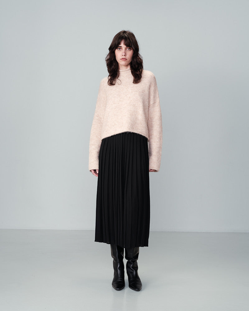 The NINON long skirt by Grace & Mila exudes comfort with its elasticated waist and voluminous design. Its full length and lining make it a staple for every season. This black pleated skirt is both elegant and refined, effortlessly creating a graceful and ethereal silhouette. lemon cyprus boutique