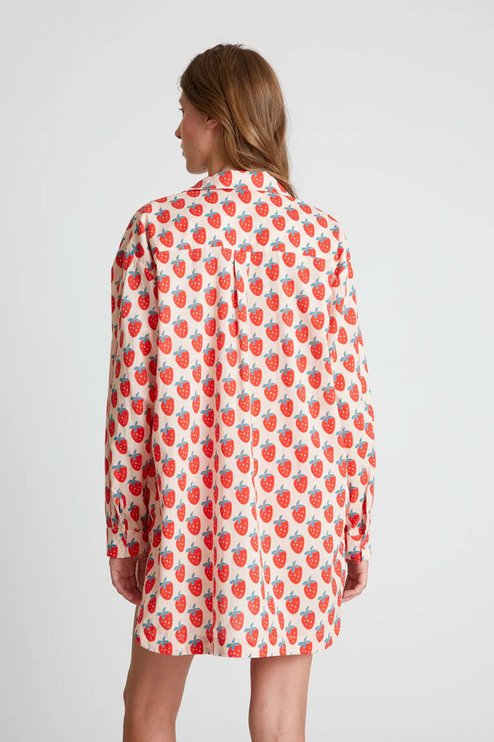 Add a splash of whimsy to your wardrobe with the Strawberry Oversized Shirt by Compañía Fantástica. Featuring a classic shirt collar and long sleeves with buttoned cuffs, this relaxed-fit essential is made from breathable cotton for all-day comfort. The playful strawberry print on a blush background gives it a fun vibe