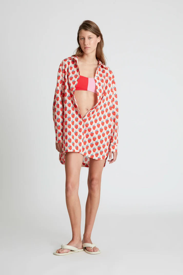 Add a splash of whimsy to your wardrobe with the Strawberry Oversized Shirt by Compañía Fantástica. Featuring a classic shirt collar and long sleeves with buttoned cuffs, this relaxed-fit essential is made from breathable cotton for all-day comfort. The playful strawberry print on a blush background gives it a fun vibe