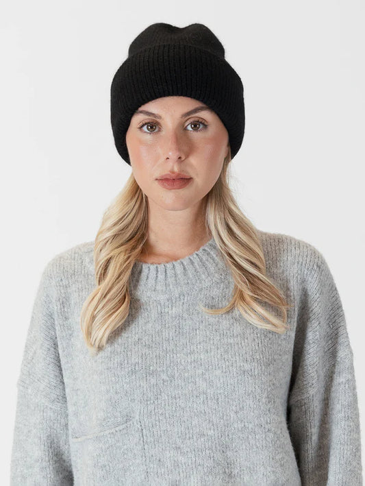 Meet the Apres Ski Hat by Lyla &amp; Luxe in Black - your ultimate companion for embracing the après-ski vibe with a touch of pizzazz and coziness. Crafted from premium materials, this hat boasts a snug knit design that guarantees utmost comfort in frosty temperatures. lemon cyprus boutique