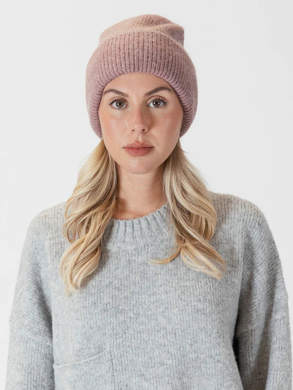 Meet the Apres Ski Hat by Lyla &amp; Luxe in Dusty Rose - your ultimate companion for embracing the après-ski vibe with a touch of pizzazz and coziness. Crafted from premium materials, this hat boasts a snug knit design that guarantees utmost comfort in frosty temperatures. lemon cyprus boutique