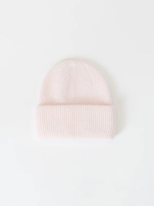 Meet the Apres Ski Hat by Lyla &amp; Luxe in light pink - your ultimate companion for embracing the après-ski vibe with a touch of pizzazz and coziness. Crafted from premium materials, this hat boasts a snug knit design that guarantees utmost comfort in frosty temperatures.  lemon cyprus boutique