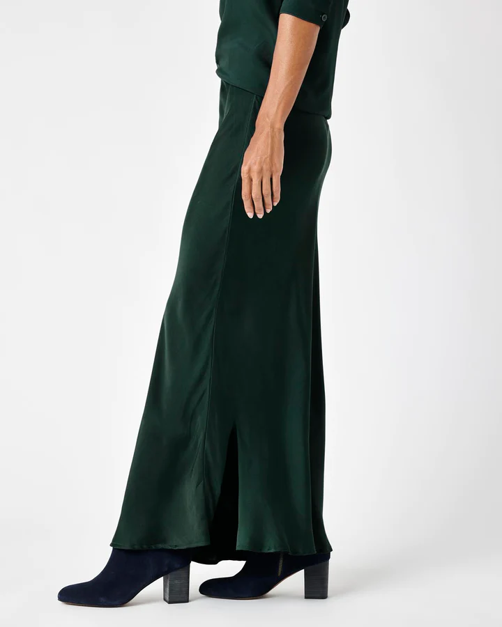 Relaxed glamour-- that's how we describe our Orla Satin Skirt by Splendid in this rich teal colour. This elevated maxi is crafted from sleek cupro satin in a bias cut slip-style design. It hits at the natural waistline with a side zip and a floor-length hem with a side vent. Top it with sweaters, button-downs or tanks-- it lends a polished finish to anything you pair it with.