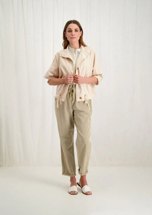 Introducing the Bibi Jacket by Circle of Trust. Made with a blend of linen and cotton, it's lightweight and comfy in a beautiful vanilla colour. With its loose fit and button-down front, it's easy to wear and style. The jacket has flap pockets and unique bat sleeves. Perfect for casual days out or running errands, or dress it up. It's a versatile addition to your wardrobe.