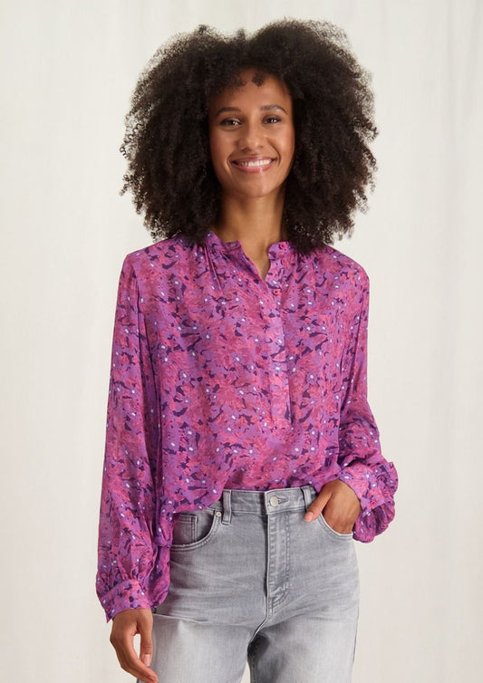 circle of trust fein secret garden blouse. This blouse features a loose fit and blind button placket for added comfort. Its floral print is a beautiful deep pink and purples. lemon cyprus boutique