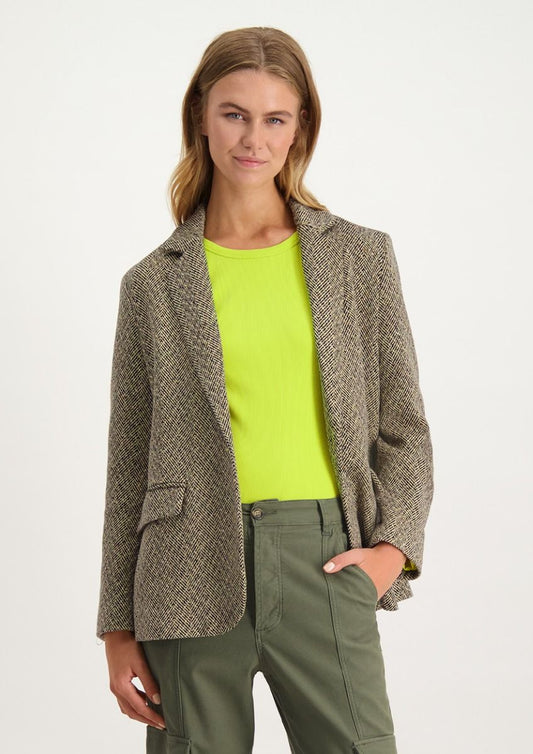 This Nora blazer by Circle of Trust is designed to flatter any figure, with a regular fit and taupe and black herringbone pattern. The slit pockets make it perfect for on-the-go functionality.  lemon cyprus boutique