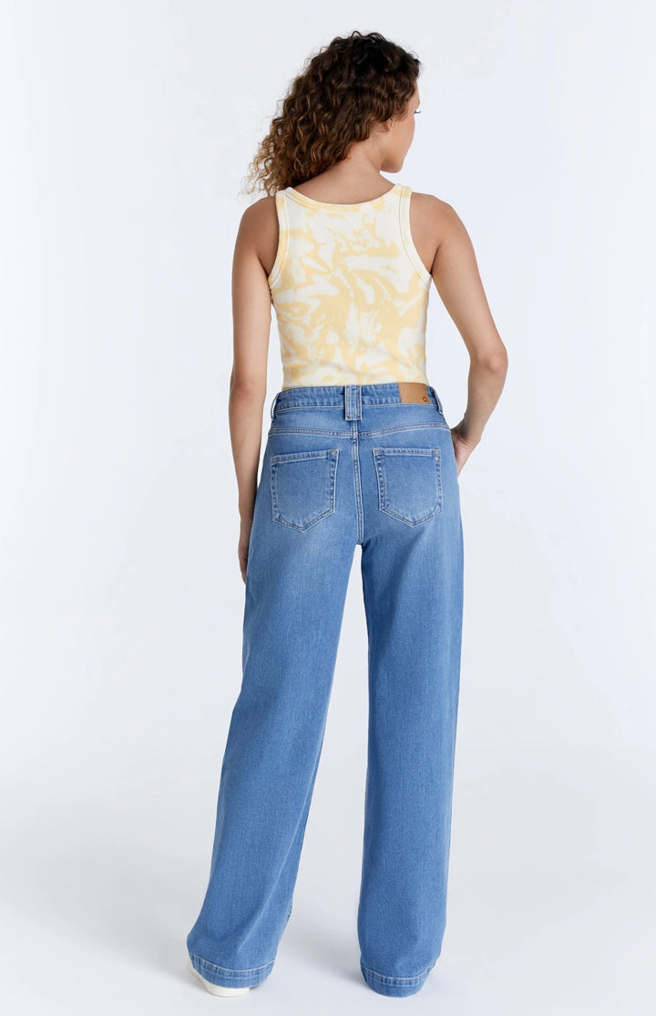 Not only does the LuLu Jean by Cup of Joe denim provide style and comfort with its light blue wash, front pocket style, high waist, and wide fit, it also features comfort stretch technology for added flexibility, confort and ease of movement.