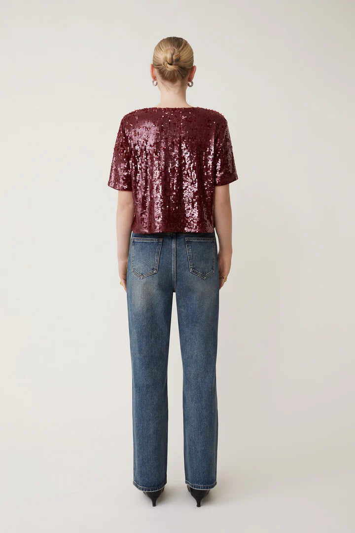 Get ready to sparkle and shine in the Louise Top from Suncoo! With short sleeves and a round collar, this burgundy sequin top adds a touch of glamour to any outfit. Perfect for a night out or a special occasion, the Louise Top will make you stand out from the crowd.