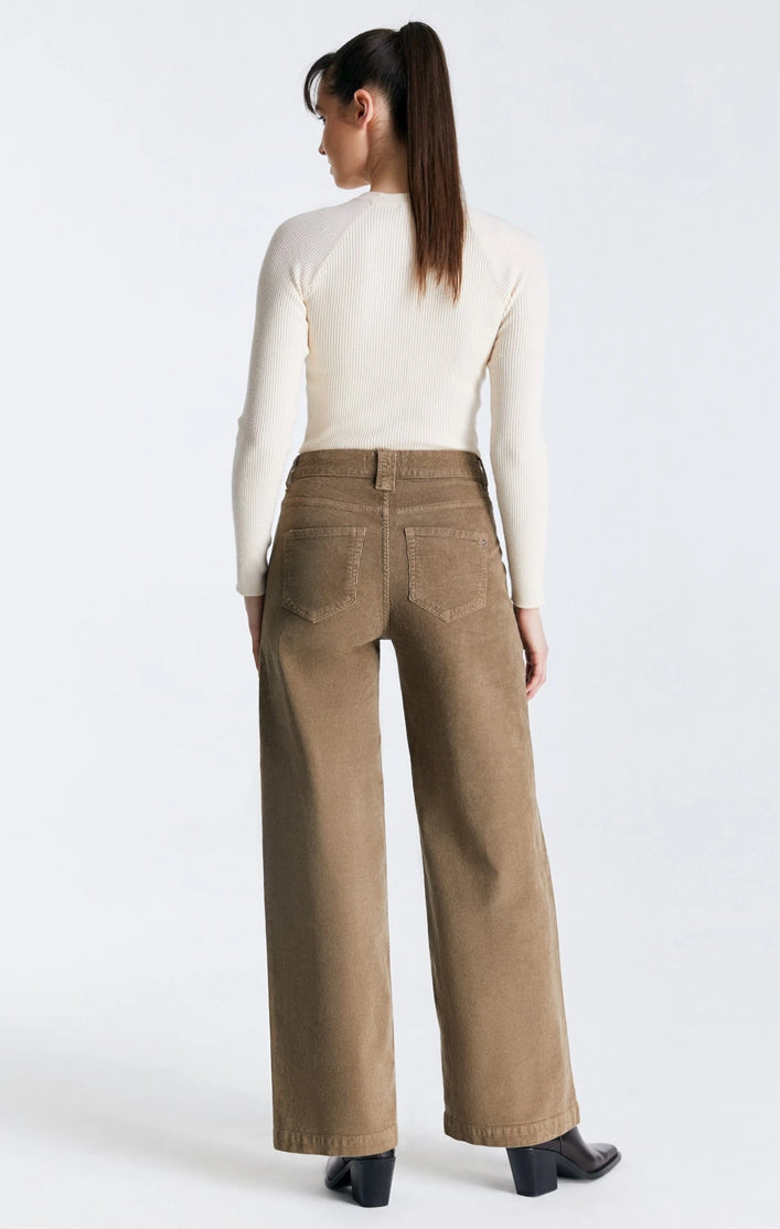 Jazz up your wardrobe with LuLu Cords from Cup of Joe denim - not only stylish and comfy with its creamy beige colour, front pocket design, high waist, and wide fit, but also equipped with comfort stretch technology for endless flexibility and ease of movement.