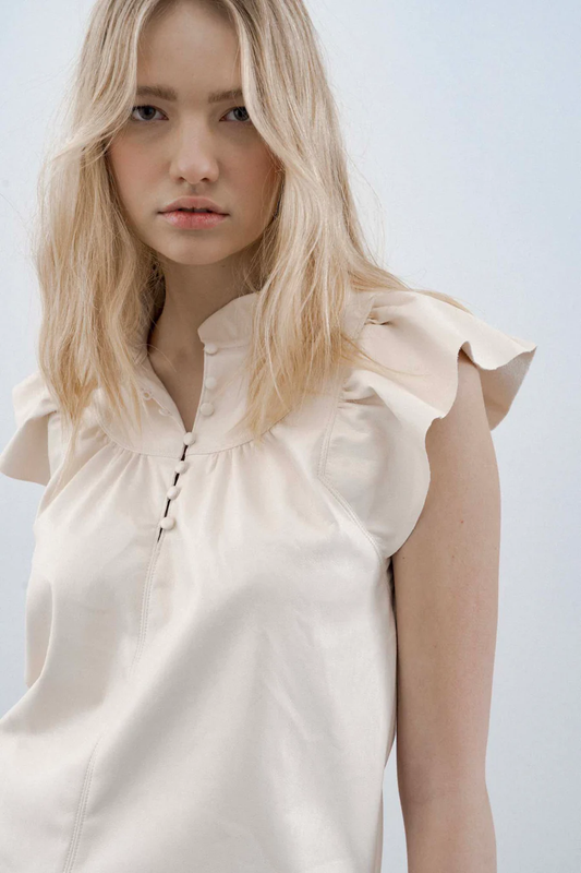 The Safir top by Melissa Nepton is an ideal wardrobe staple for transitioning into the new season. Crafted from a luxuriously soft vegan leather in a rich cream colour, it features a stylish ruffle sleeve, V-neckline, and a relaxed fit. lemon cyprus boutique