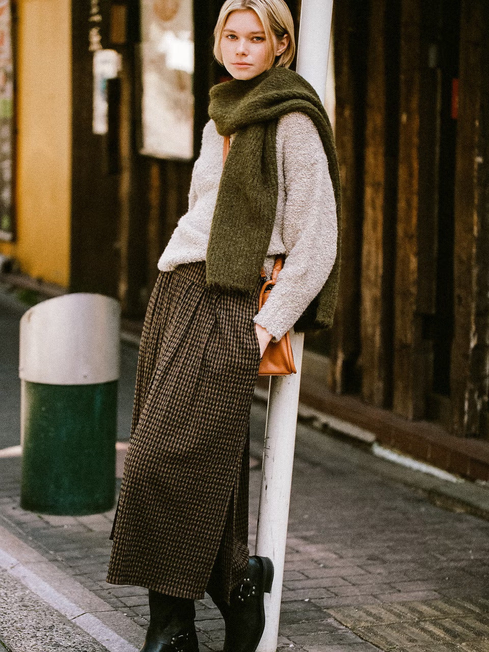 This midi skirt mini check by Indi &amp; Cold is a must-have for effortlessly chic outfits. Its charming checkered design in khaki green, black, and brown adds a touch of fall style. The waist has a zipper closure and gathered details for extra volume. Pair it with a t-shirt, sweater, or blouse for endless styling possibilities!