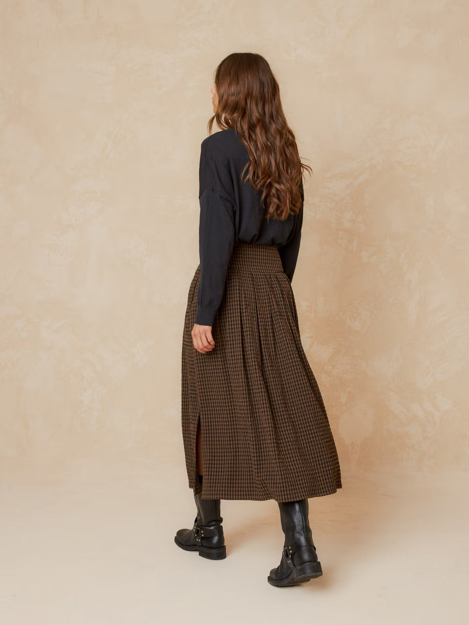 This midi skirt mini check by Indi &amp; Cold is a must-have for effortlessly chic outfits. Its charming checkered design in khaki green, black, and brown adds a touch of fall style. The waist has a zipper closure and gathered details for extra volume. Pair it with a t-shirt, sweater, or blouse for endless styling possibilities!