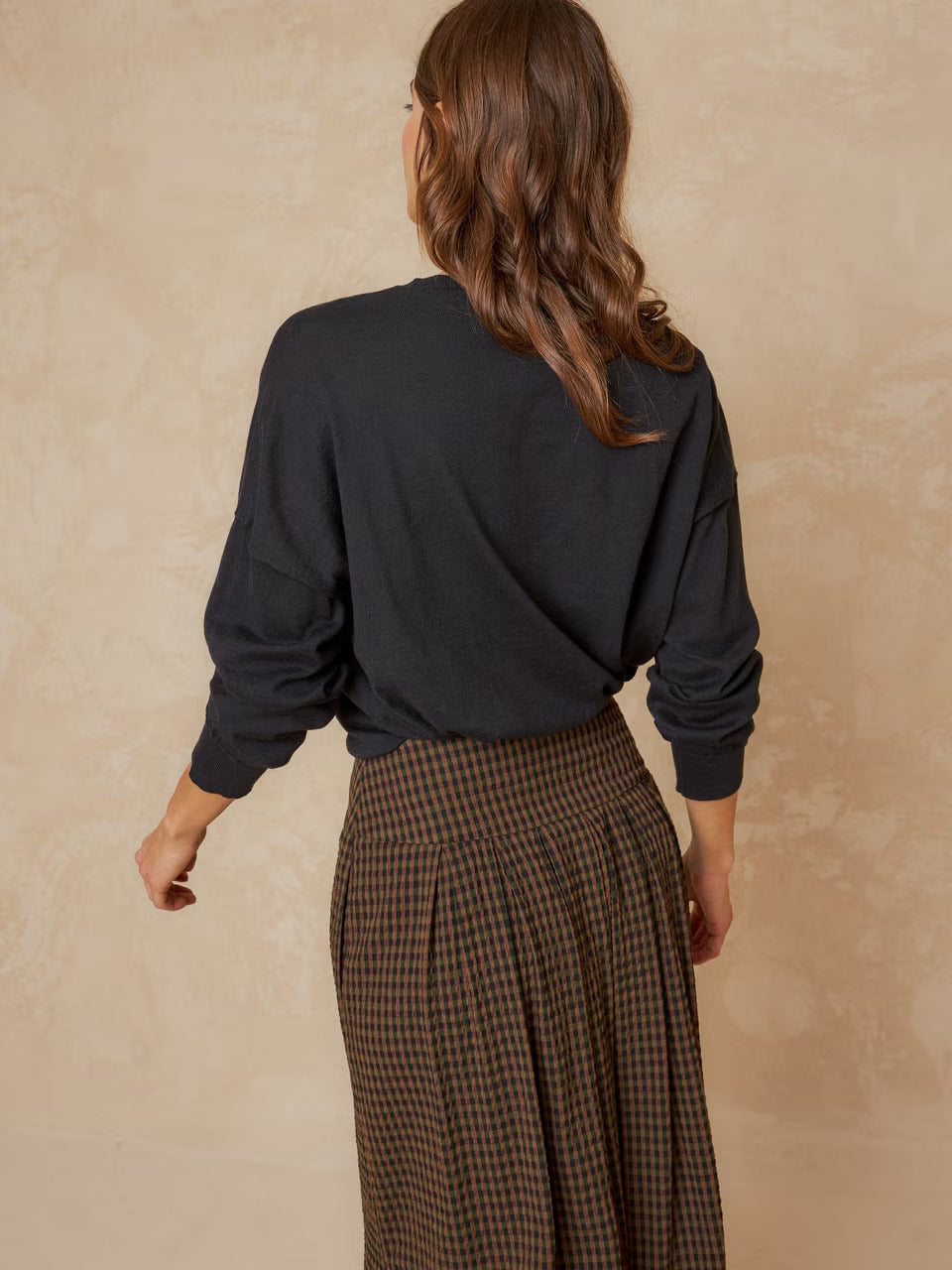 This midi skirt mini check by Indi &amp; Cold is a must-have for effortlessly chic outfits. Its charming checkered design in khaki green, black, and brown adds a touch of fall style. The waist has a zipper closure and gathered details for extra volume. Pair it with a t-shirt, sweater, or blouse for endless styling possibilities!