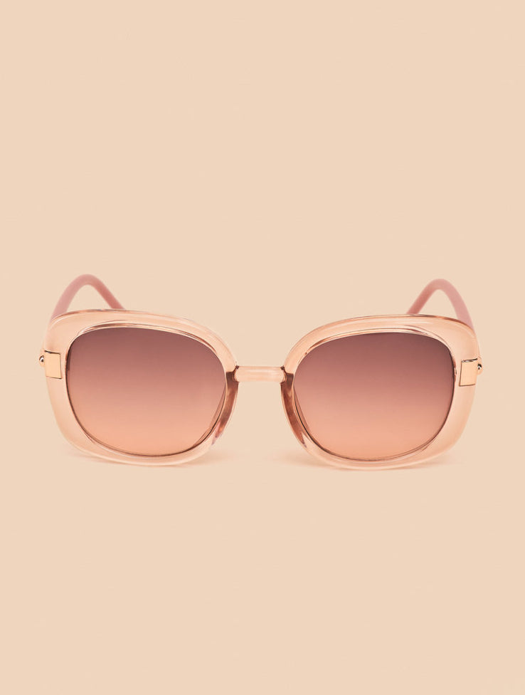 These Paige sunglasses by Powder UK are classic and timeless – you will never need to take them off! Comes with limited edition sunglasses case and Powder cleaning cloth which means these can be stored safely and