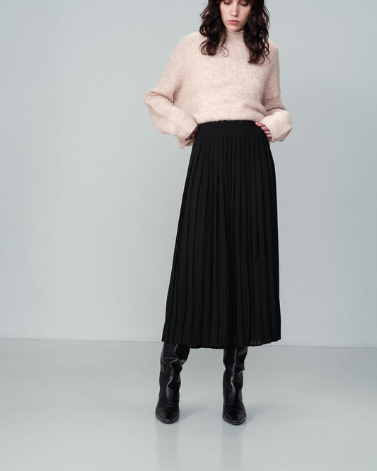 The NINON long skirt by Grace & Mila exudes comfort with its elasticated waist and voluminous design. Its full length and lining make it a staple for every season. This black pleated skirt is both elegant and refined, effortlessly creating a graceful and ethereal silhouette. lemon cyprus boutique