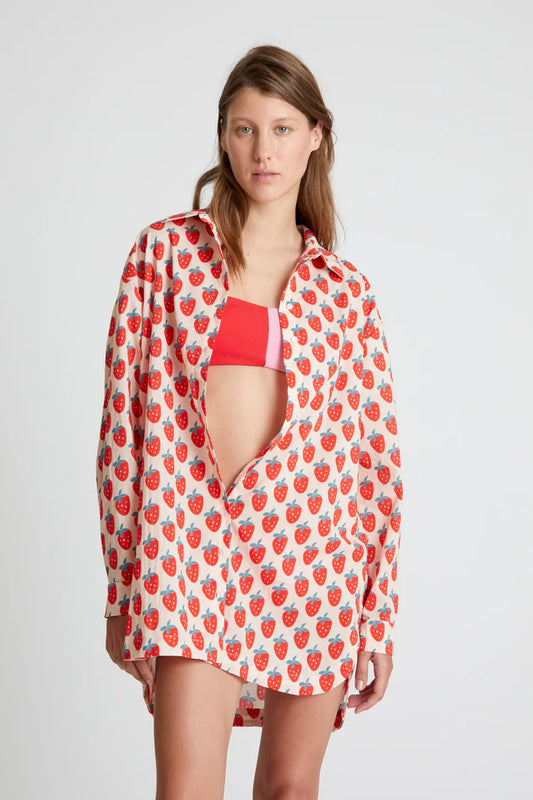 Add a splash of whimsy to your wardrobe with the Strawberry Oversized Shirt by Compañía Fantástica. Featuring a classic shirt collar and long sleeves with buttoned cuffs, this relaxed-fit essential is made from breathable cotton for all-day comfort. The playful strawberry print on a blush background gives it a fun vibe

