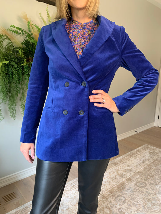 The Thought Allegra Velvet Blazer is a must-have for special occasions. Its double-breasted design provides a sophisticated silhouette. The luxurious cobalt blue velvet fabric gives it a luxe feel and look, while the finely tailored construction ensures you look your best. lemon cyprus boutique